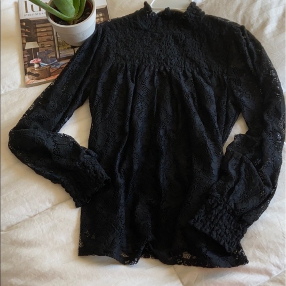 🛍2/$25 Lace Smocked Turtleneck
